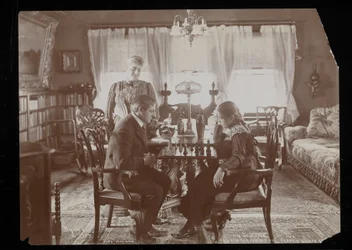Francis Wilson y su hija jugando al ajedrez en el comedor de su residencia en New Rochelle, Nueva York